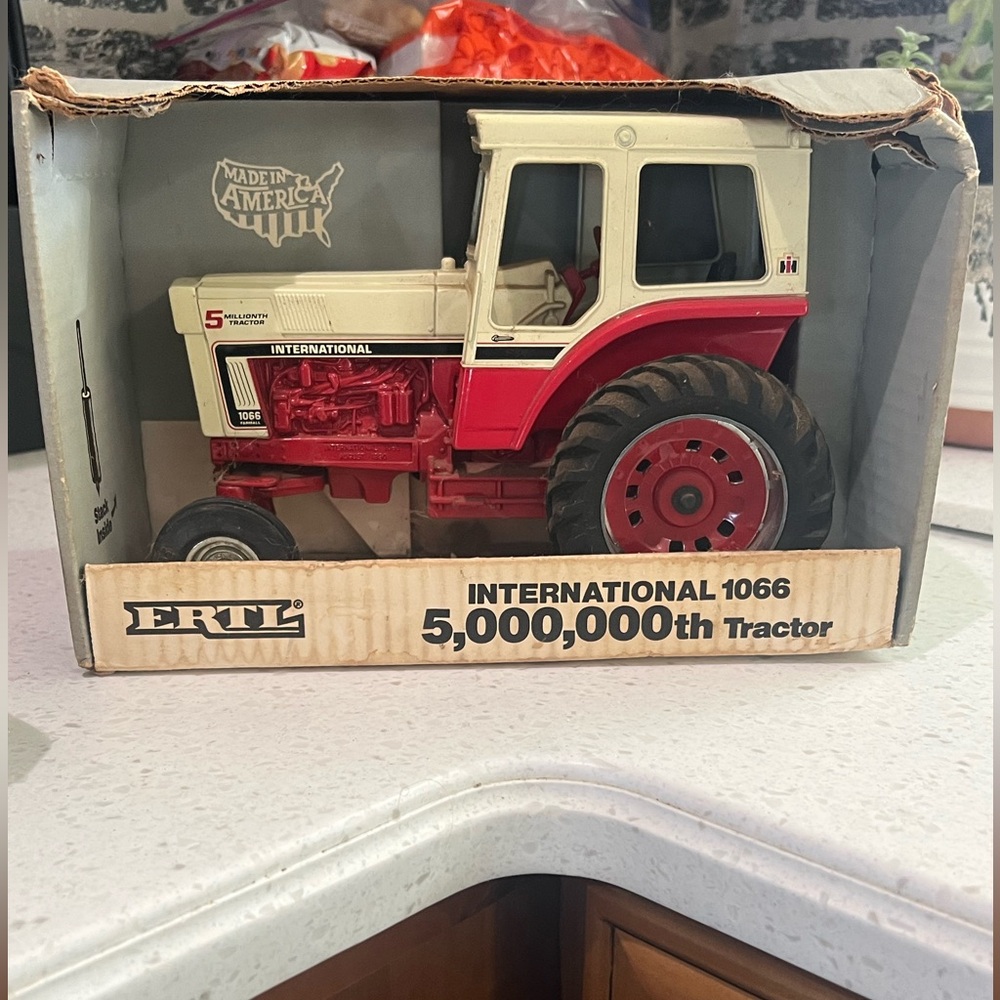 International 1066 5,000,000th 1/16 scale ERTL Tractor in box